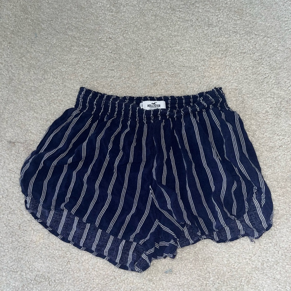 Hollister cute navy blue flowy shorts